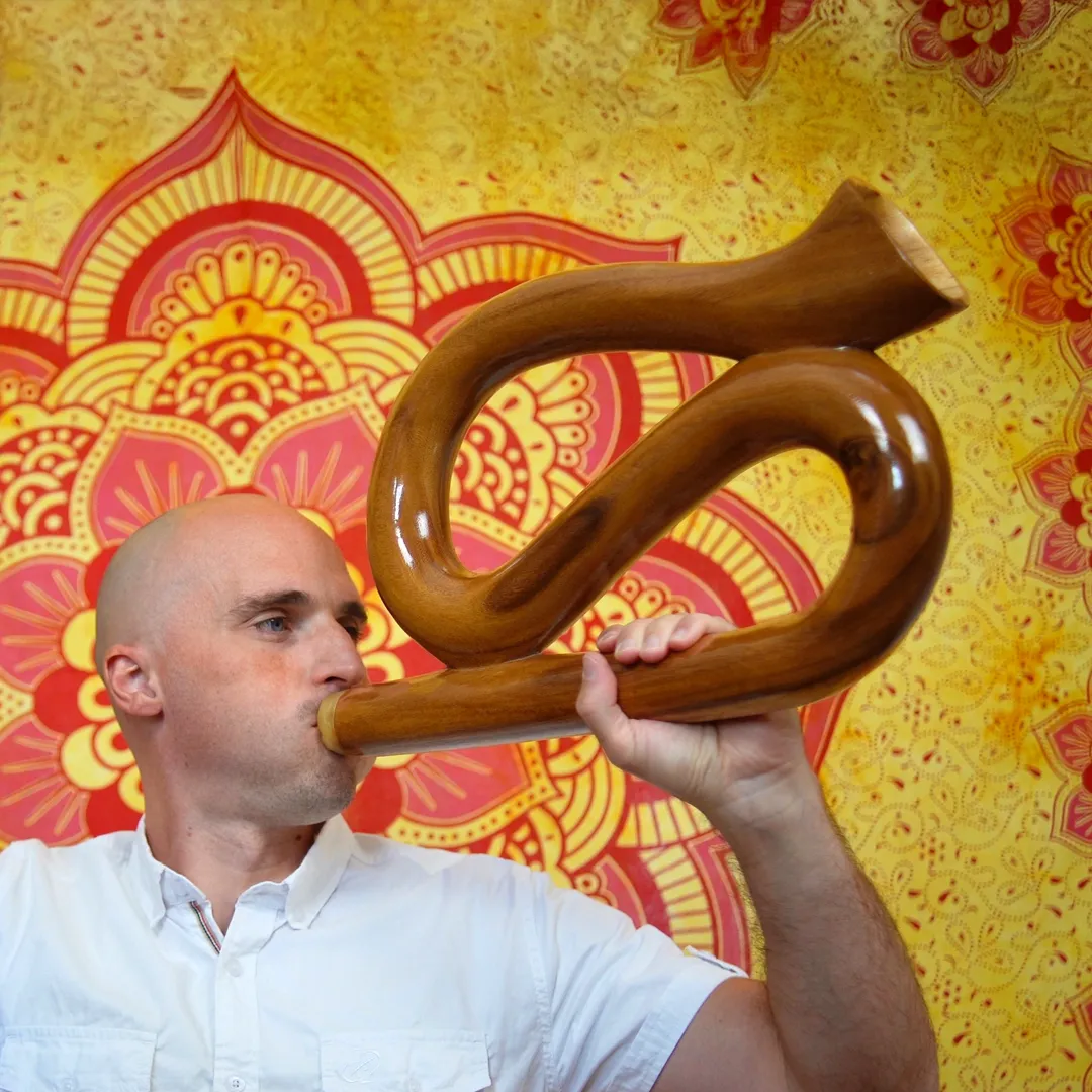 Ein Mann spielt Didgeridoo