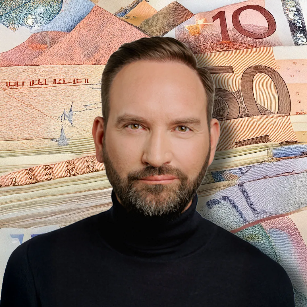 Mann vor Geldscheinen