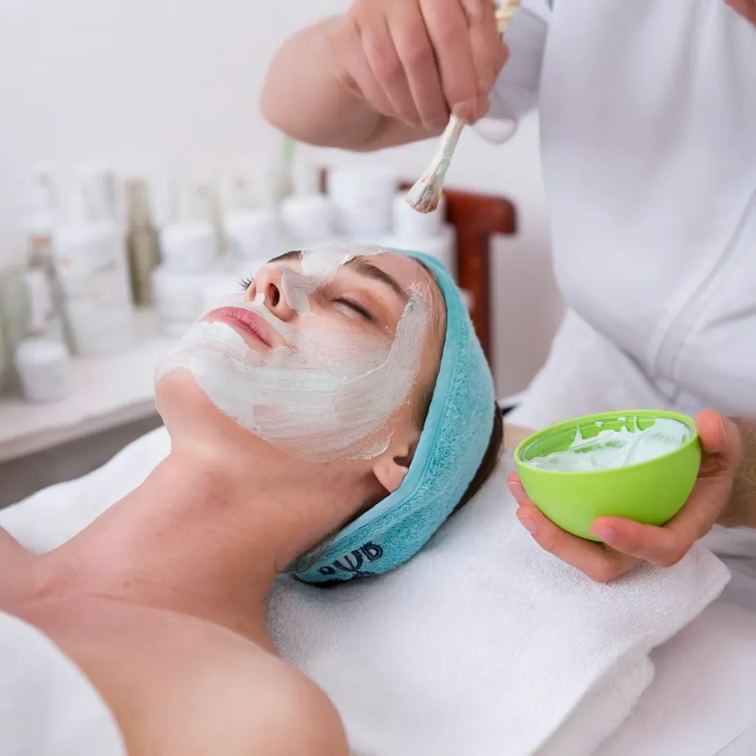 Eine Frau erhält eine kosmetische Gesichtsbehandlung