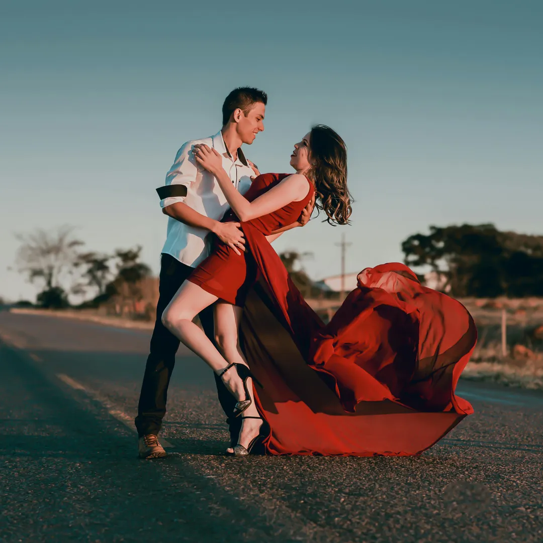 Eine Frau und ein Mann tanzen Tango auf einer Strasse - Tanzpartner finden - XEIA