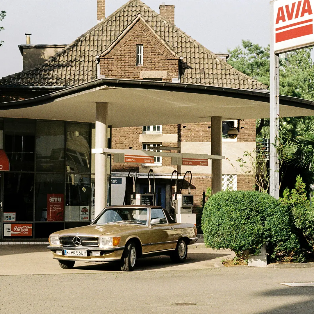 Günstig tanken - Ein älterer Mercedes vor einer Avia-Tankstelle
