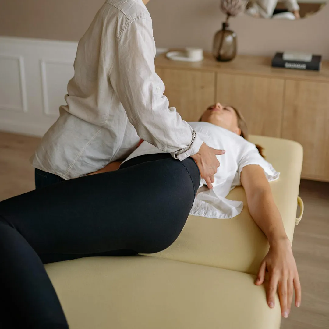 Eine Heilpraktikerin behandelt eine Kundin